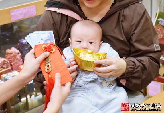 剃胎毛、滿月剃頭、嬰兒剃頭、嬰兒理髮、嬰兒剃髮、嬰兒剃胎毛、嬰兒滿月剃頭、寶寶剃頭、剃胎毛儀式、剃胎毛吉祥話、滿月剃頭儀式、滿月剃頭吉祥話、寶寶剃胎毛、寶寶滿月剃頭理髮、新北永和區剃胎毛、新北永和區滿月剃頭、新北永和區嬰兒剃頭剃胎毛、新北永和區嬰兒理髮、新北永和區嬰兒剃髮、王寶寶(新北永和區嬰兒寶寶滿月剃頭理髮、免費嬰兒剃胎毛儀式吉祥話)。中國風會場，爸媽寶貝免費穿「日中韓」古裝禮服。專業拍照、DVD光碟、證書。★購買「臍帶章、肚臍章、胎毛筆刷印章」贈送：剃頭、收涎、抓周，三選一。2016.01.03 照片15